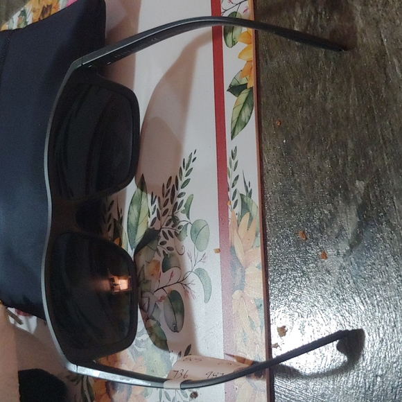 Prada sunglasses - Picture 3 of 4